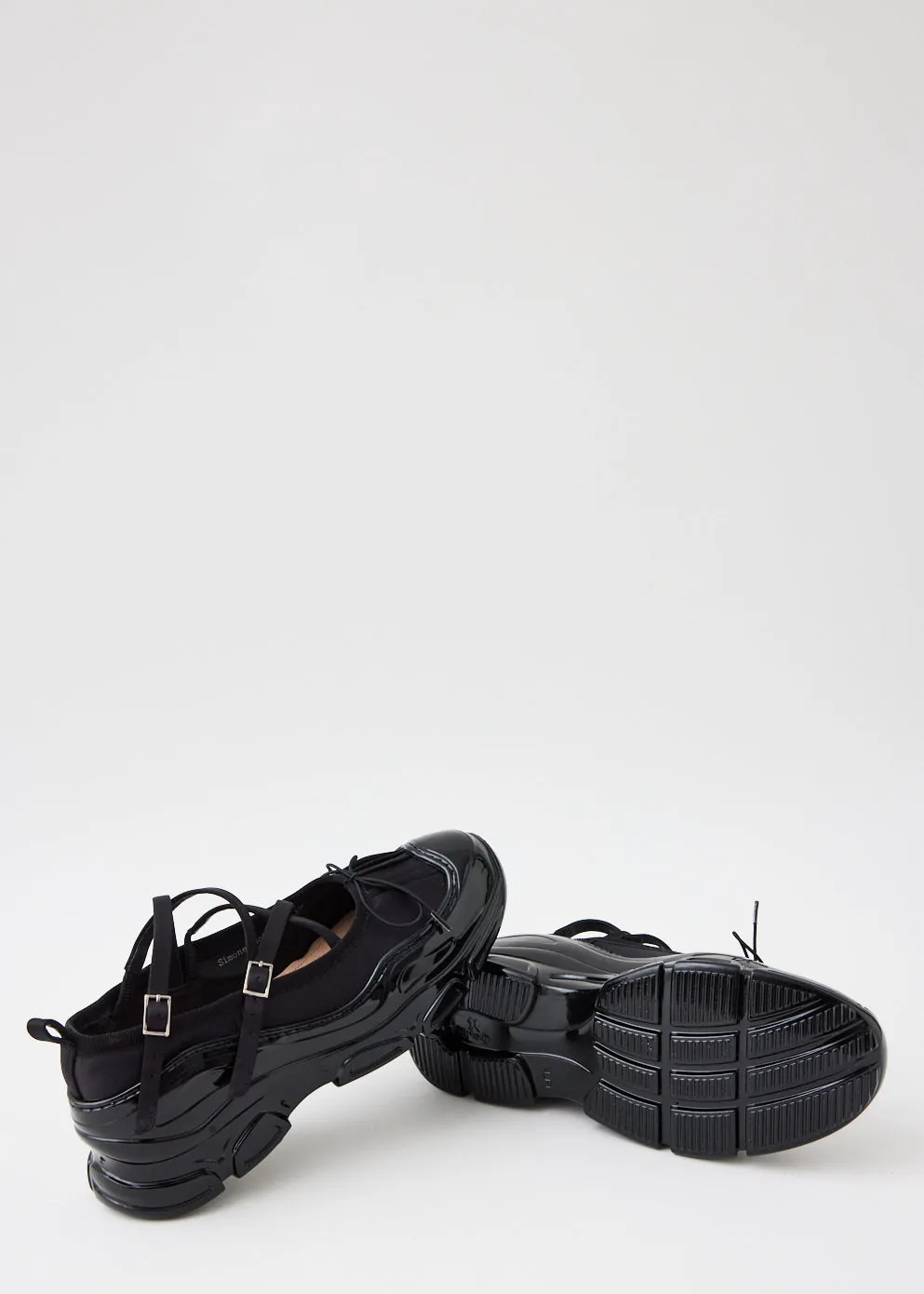 Round Toe Criss-Cross Low-Trek Ballerinas